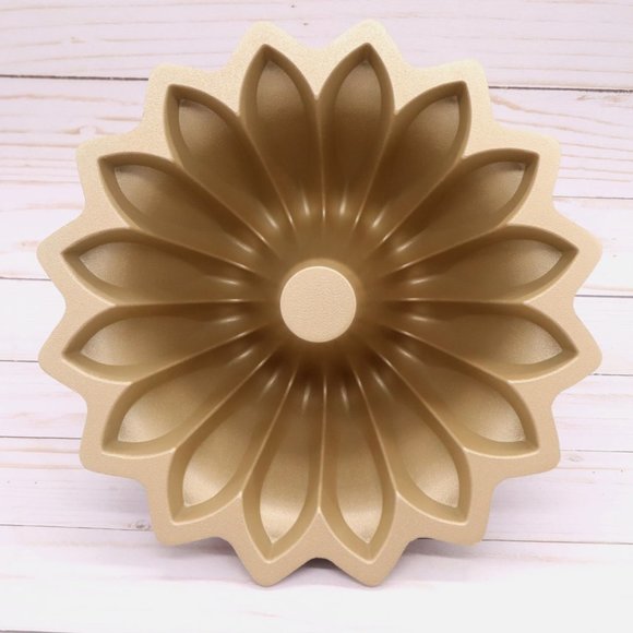 Baker's Secret Fluted Cast Aluminum Bundt Pan - Spring Water Design - 7.2 Cup - Picture 6 of 6
